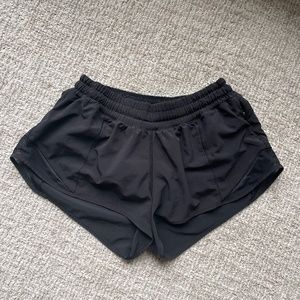 Lululemon hotty hot short, black, size 6, 2.5"